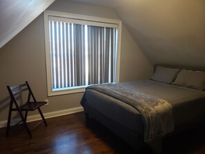 2 habitaciones, tabla de planchar con plancha, wifi y ropa de cama 
