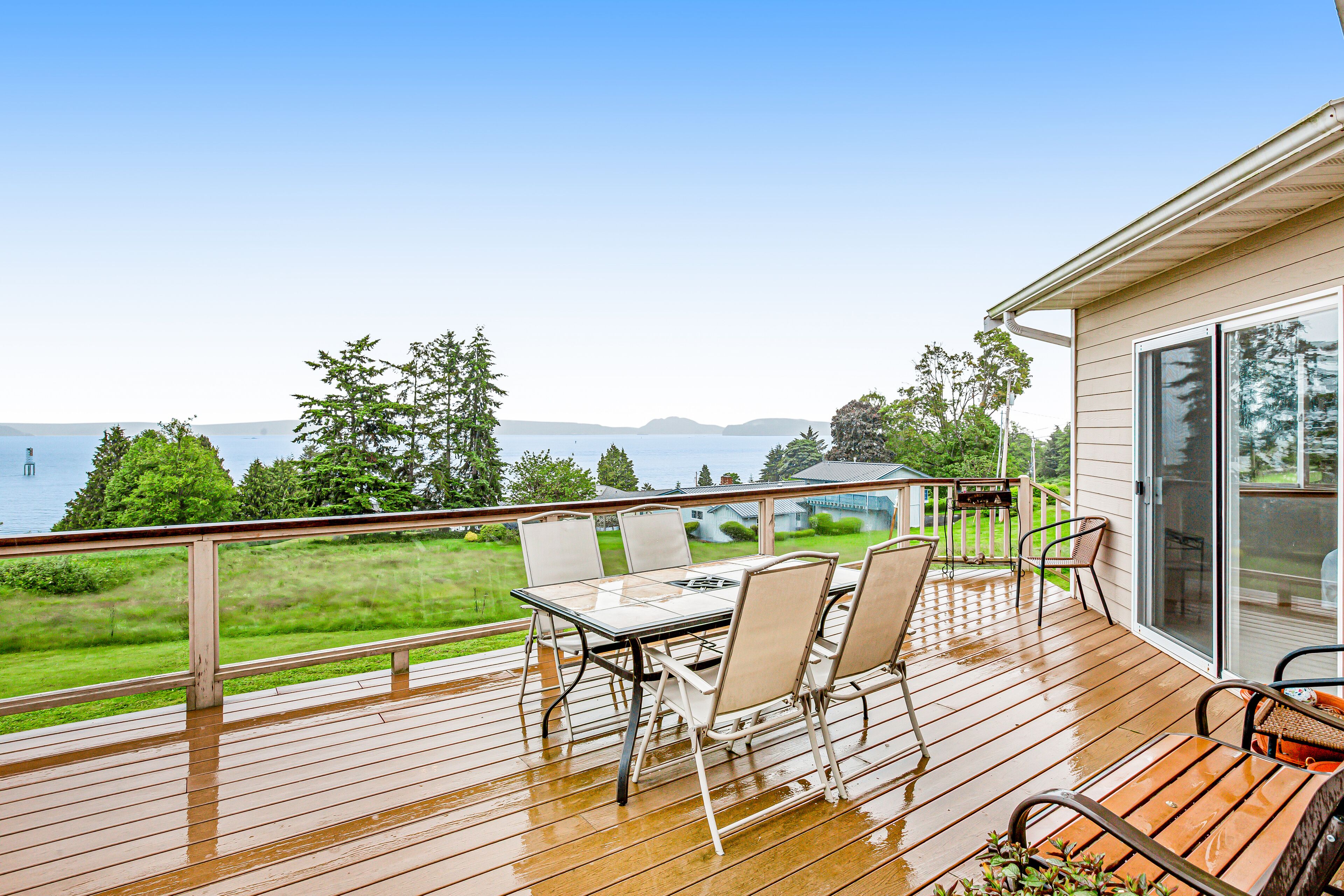 Incredible Views of the Ocean & Mt. Baker w/ Deck, Fireplace, Jetted Tub & WiFi