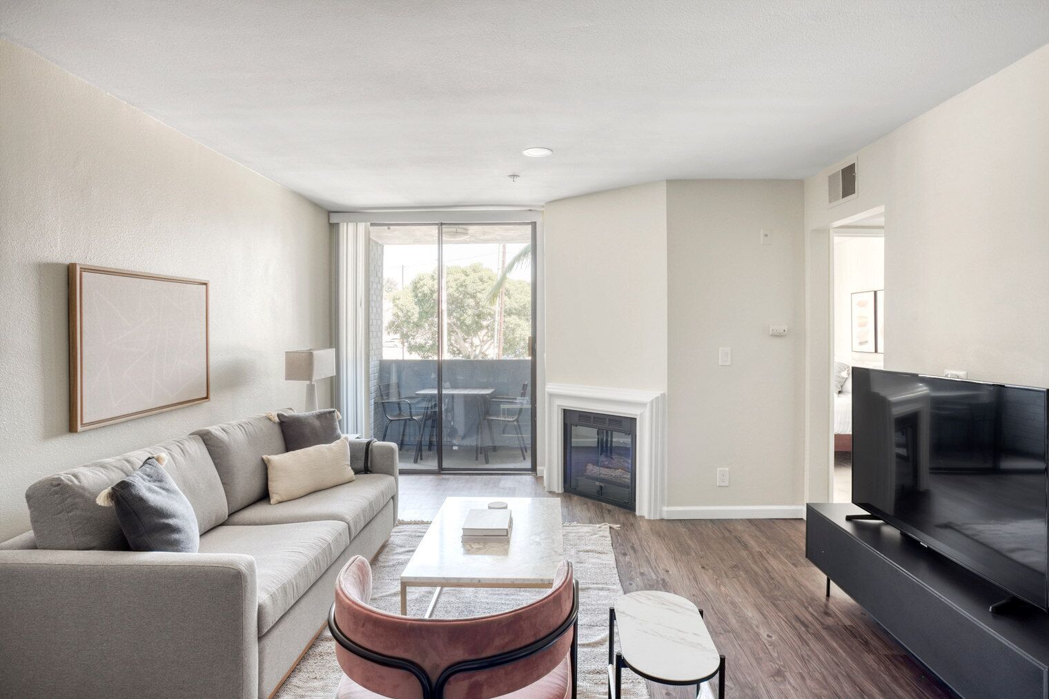 Ideal Brentwood 1BR w/ Pool, near UCLA & Downtown, by Blueground