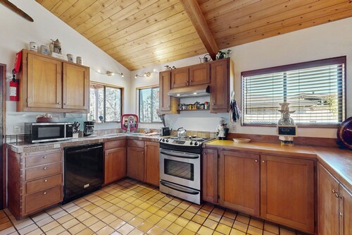 Beautifully Crafted Ocean View Home w/ Fireplace & WiFi - Walk to Town/Beach