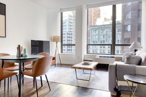TV, stereo - Palatial Wall Street 1BR w/ Luxury gym + Doorman by Blueground (New York)