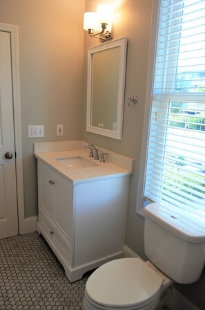 Combined shower/bathtub, towels