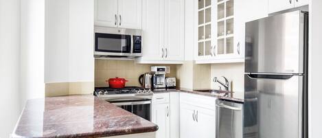 Réfrigérateur, four à micro-ondes, un four, lave-vaisselle