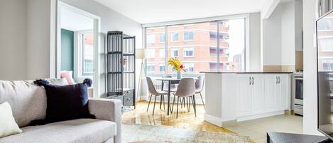 Una televisión, un reproductor estéreo