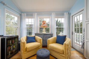 TV, fireplace, offices - Pet friendly home bay block in Broadkill Beach! 11 California (Milton)