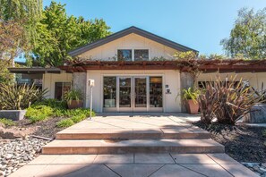 Exterior detail - Mod Mountain View 1BR w/ Pool, Gym, nr. Facebook & Apple by Blueground (Mountain View)