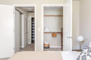 1 dormitorio, tabla de planchar con plancha, wifi y ropa de cama