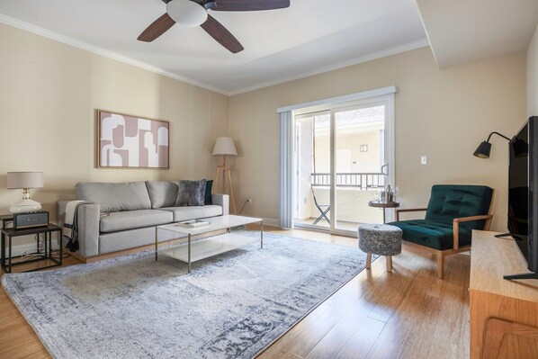 Una televisión, un reproductor estéreo