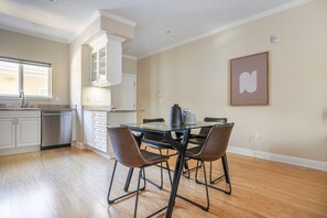 Dining - Sleek Santa Clara 2BR w/ Parking, W/D, walk to Caltrain, by Blueground (Santa Clara)