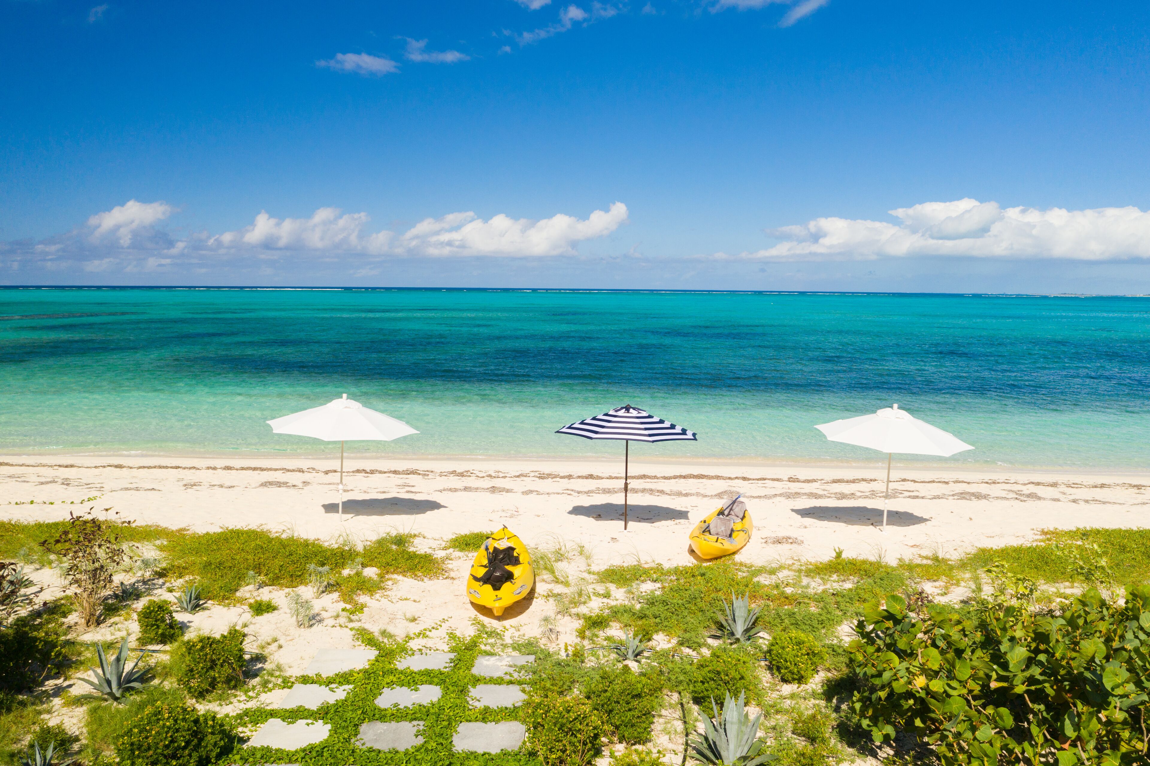 على الشاطئ، كراسي للتشمس، مناشف للشاطئ