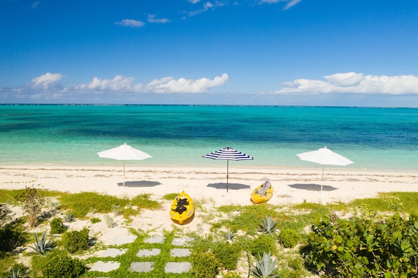 På stranden, solsenger og strandhåndklær