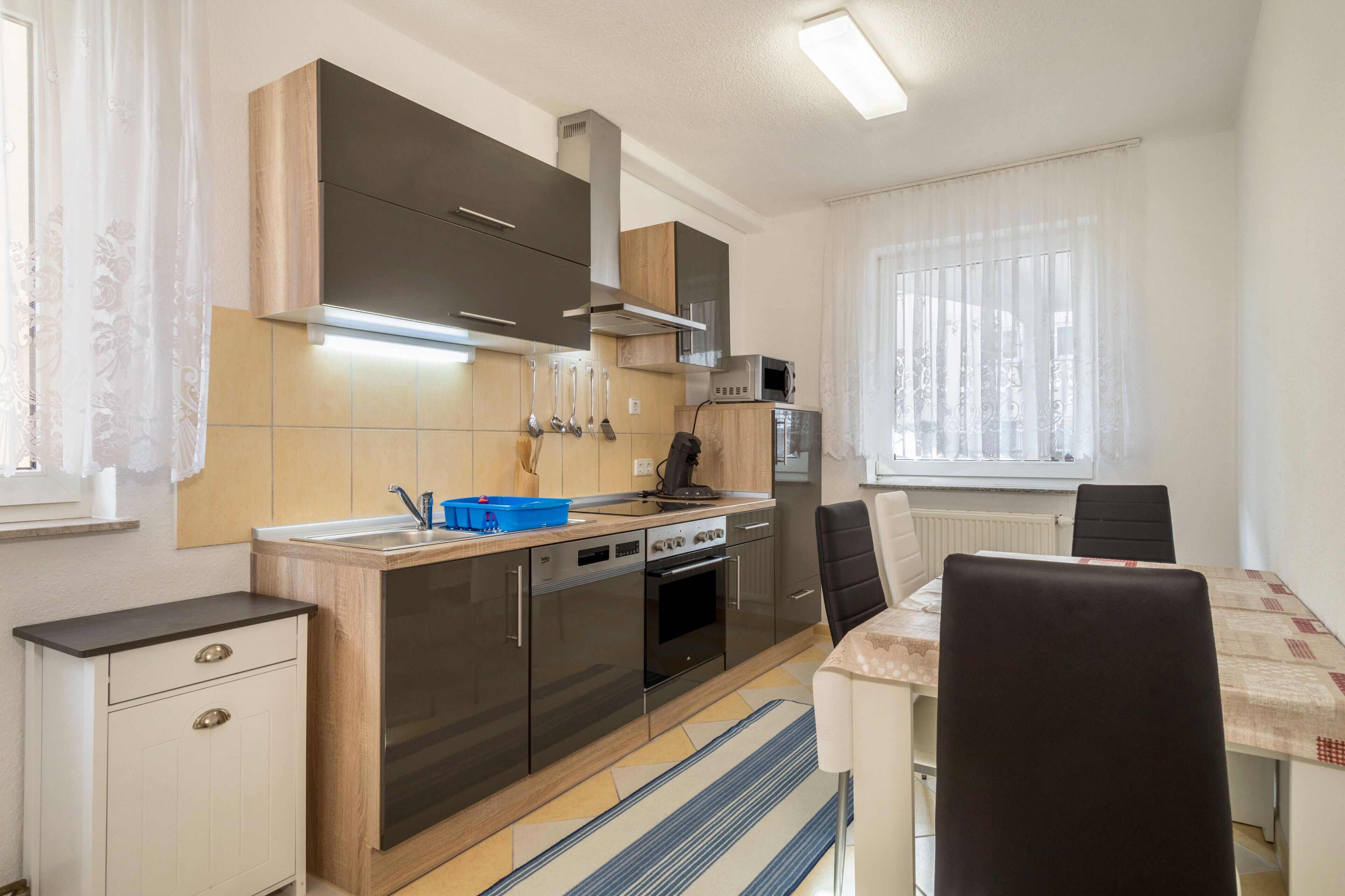 冷蔵庫、電子レンジ、オーブン、コンロ