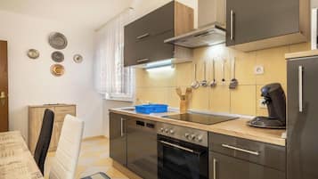 Kühlschrank, Mikrowelle, Ofen, Herdplatte