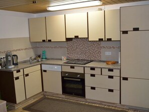 Fridge, microwave, oven, stovetop - Cozy Vacation Apartment "Waldraff" with Terrace, Wi-Fi & Playground (Ostrach)