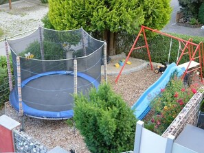 Children’s area - Cozy Vacation Apartment "Waldraff" with Terrace, Wi-Fi & Playground (Ostrach)