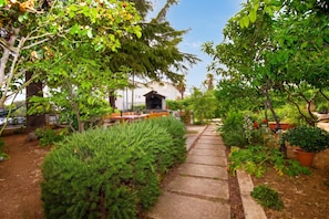 A garden pathway leading to a building with outdoor seating. - Pool & Garden Apartment Bakija 2, Pakoštane, Croatia (Pakoštane)