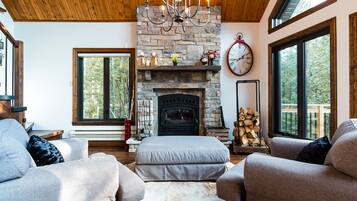 Televisión, chimenea y futbolito