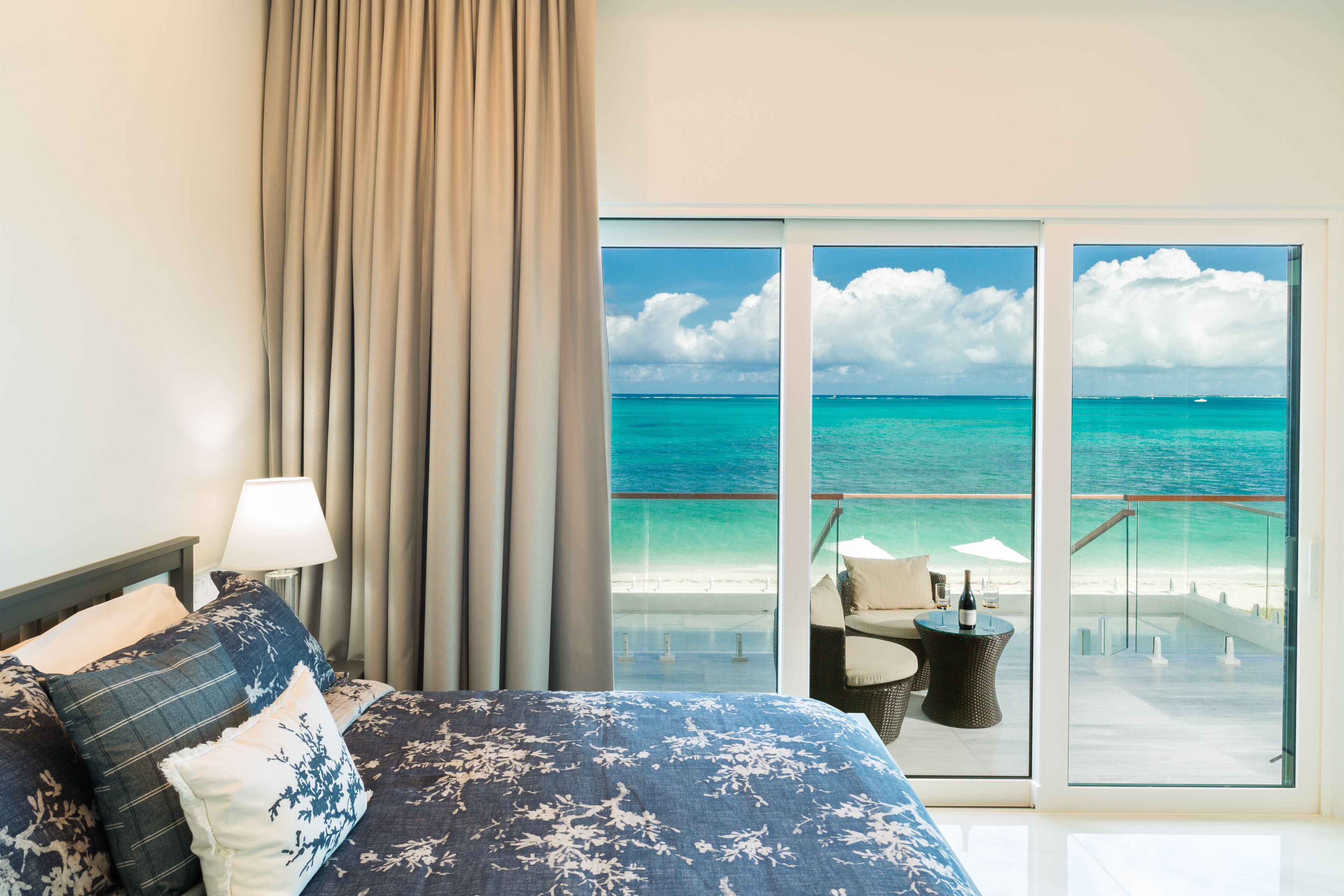 6 chambres, coffre-fort, bureau, fer et planche à repasser