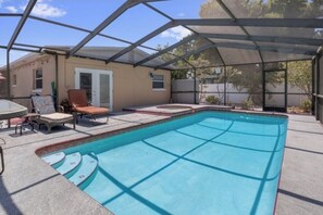 Piscina all'aperto, una piscina riscaldata