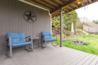 Bellevue Guesthouse by Lake Sammamish- EV, Patio