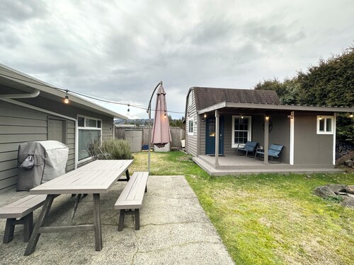 Bellevue Guesthouse by Lake Sammamish- EV, Patio