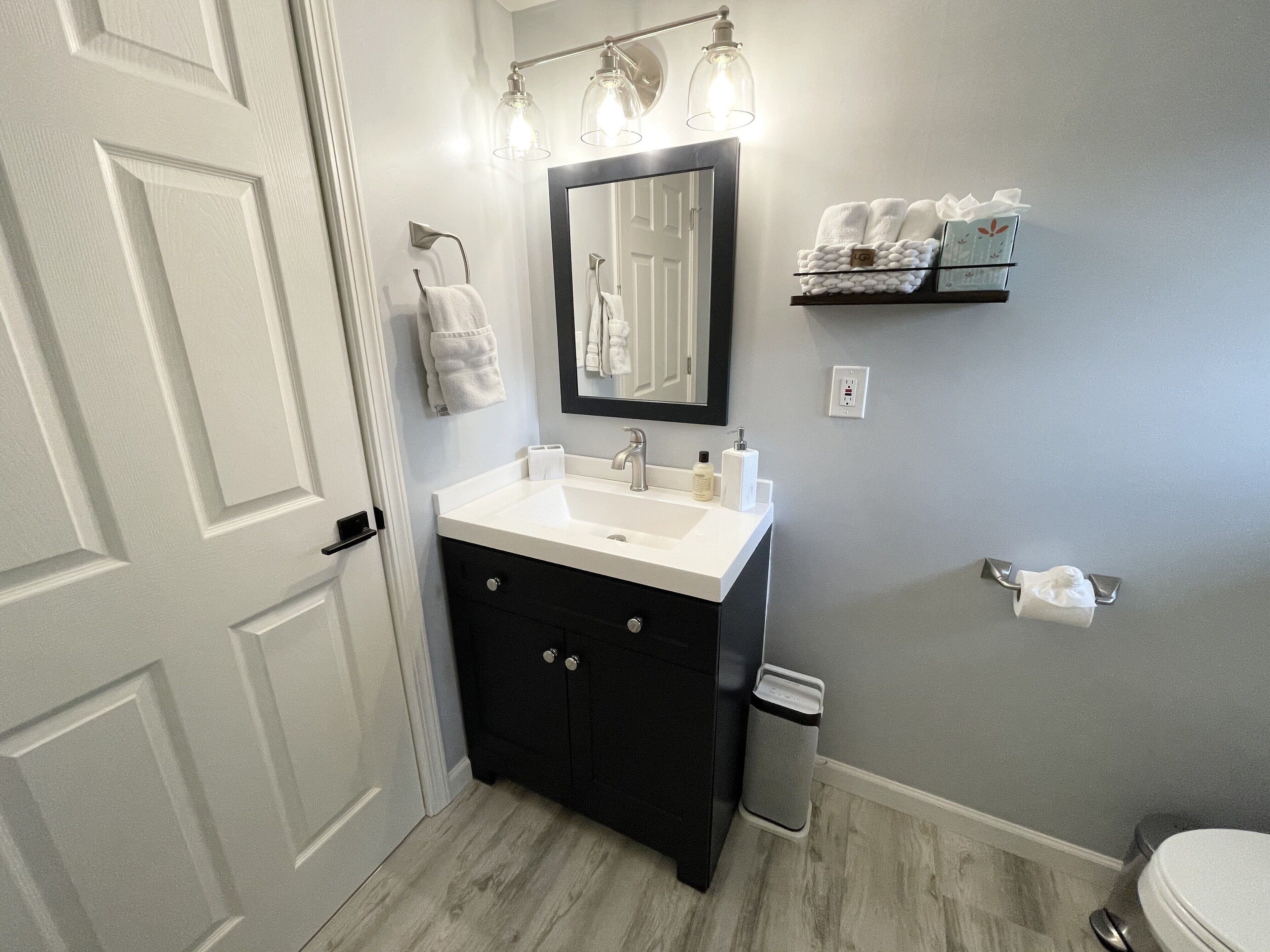 Regadera, secadora de cabello, toallas, jabón 