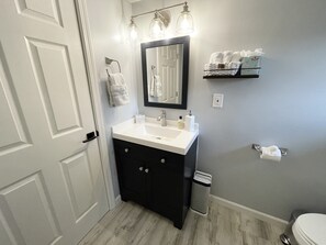 Een douche, een haardroger, handdoeken, zeep