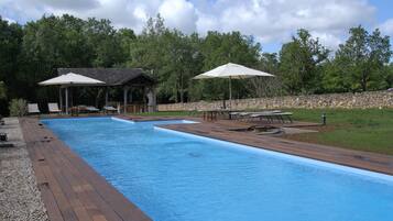 Een buitenzwembad en een verwarmd zwembad