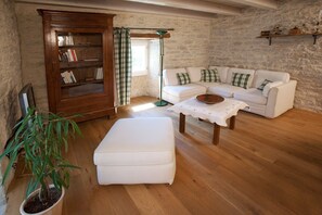 Télévision, lecteur de DVD, table de tennis de table, vidéothèque