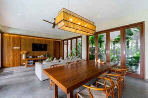 Villa, 3 Bedrooms | Dining room
