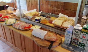Se ofrece un desayuno bufé los fines de semana (95 SEK por persona)