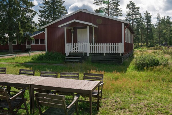 Ferienhütte, 2 Schlafzimmer, eigenes Bad, Seeblick | Terrasse/Patio