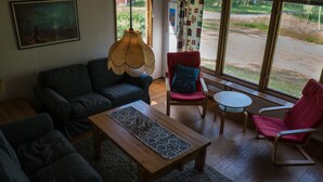 Cabaña familiar, 3 habitaciones, chimenea, vista al jardín | Área de sala de estar