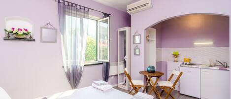 Studio (Studio Apartment with City View) | Cuisine privée | Réfrigérateur, four à micro-ondes, surface de cuisson