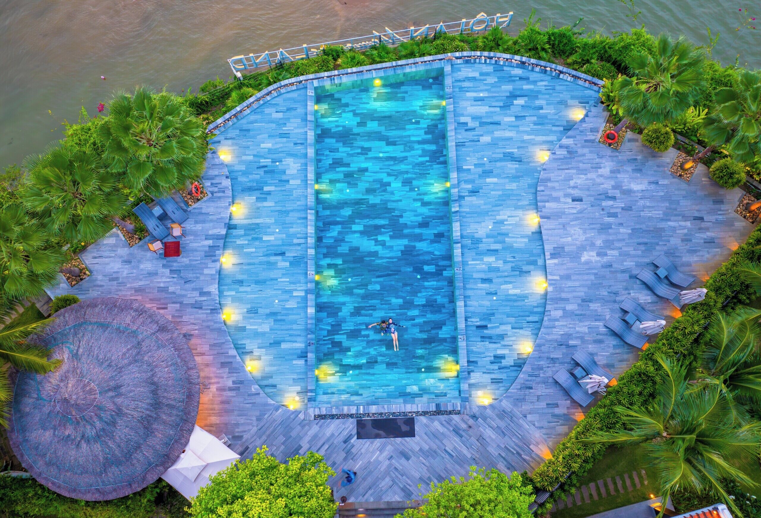 2 piscines extérieures, chaises longues