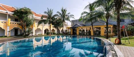 2 piscine all'aperto, lettini