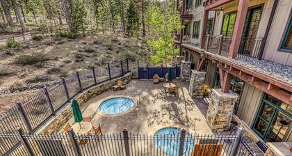 Ideal Mountain Getaway Near the Lifts W/ Private Balcony, Free WiFi & Fireplace