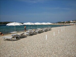 Nära stranden och solstolar