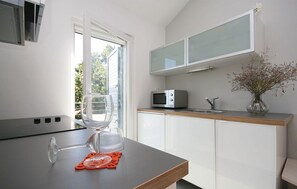 Four à micro-ondes, un four, surface de cuisson, lave-vaisselle