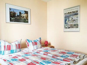 2 bedrooms, travel cot, bed sheets