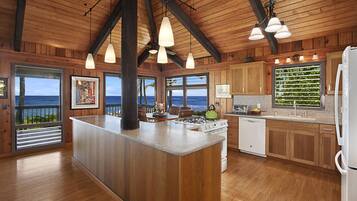 Jääkaappi, mikroaaltouuni, uuni, liesi