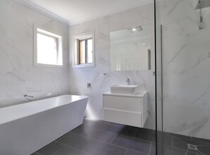 Badekar, hårtørrer, håndklæder, Sæbe