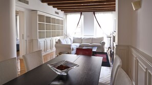 Appartamento (1 Bedroom) | Soggiorno | TV a schermo piatto 32 pollici con canali via cavo, TV