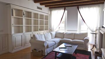 Apartment (1 Bedroom) | Living room | 32-inch flat-screen TV with cable channels, TV