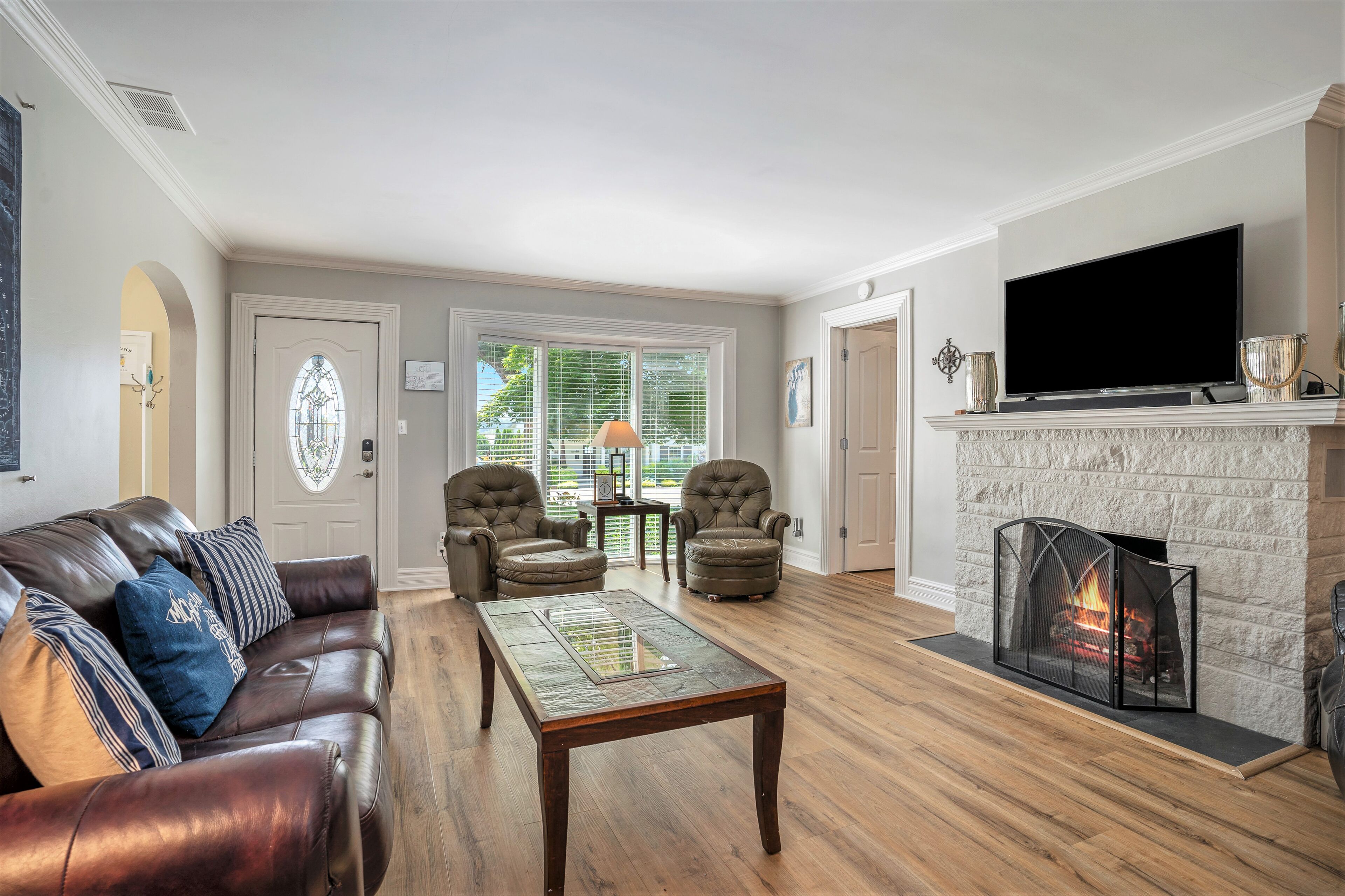 TV, fireplace, DVD player, books