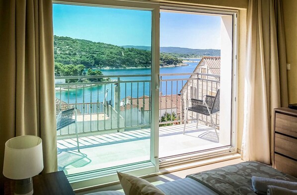 5 bedrooms, iron/ironing board, travel cot, free WiFi