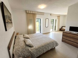 5 bedrooms, iron/ironing board, free WiFi, bed sheets