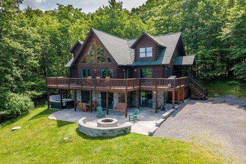 Mountain Lodge w/ Fire Pit, Games & Lake Fun
