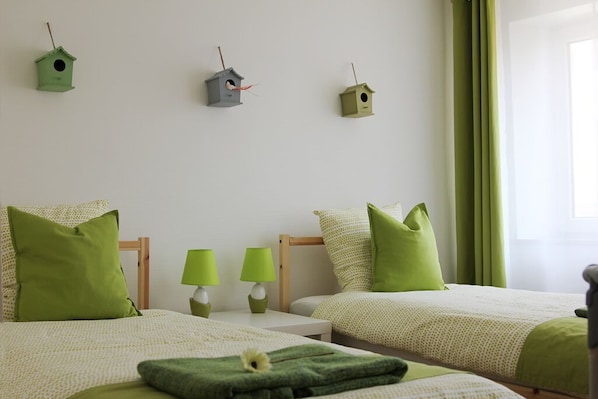 3 chambres, fer et planche à repasser, lit de bébé portatif