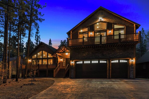 Exterior - Luna Lodge by Destination Big Bear : Centrally Located between Snow Summit and Bear Mtn in Beautiful Heavenly Valley Estates! 6 Bedrooms with En-Suites! Spa! Gameroom! Theater Room! (Big Bear Lake)